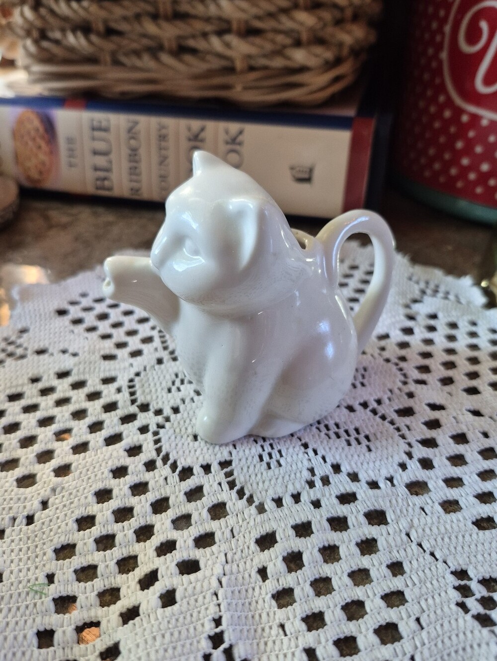 ❤️🔥 White Sitting Cat Creamer Two's Company NY Paw Spout Tail Handle 2oz 3.5
